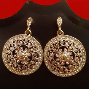 🆕 Non tarnish Goldtone crystal dangle earrings 💢